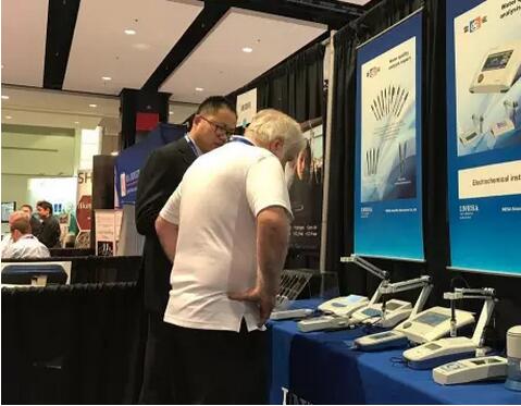 國外客戶咨詢雷磁水質分析儀器